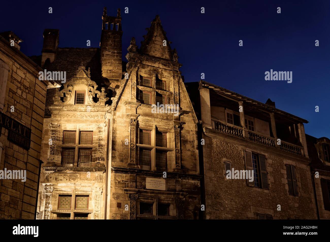 Maison de la Boétie, en el edificio histórico de la ciudad de Sarlat, en el sur de Francia. Paisaje nocturno, Estienne de LaBoétie Maison, Sarlat-la-canéda, Dordogn Foto de stock
