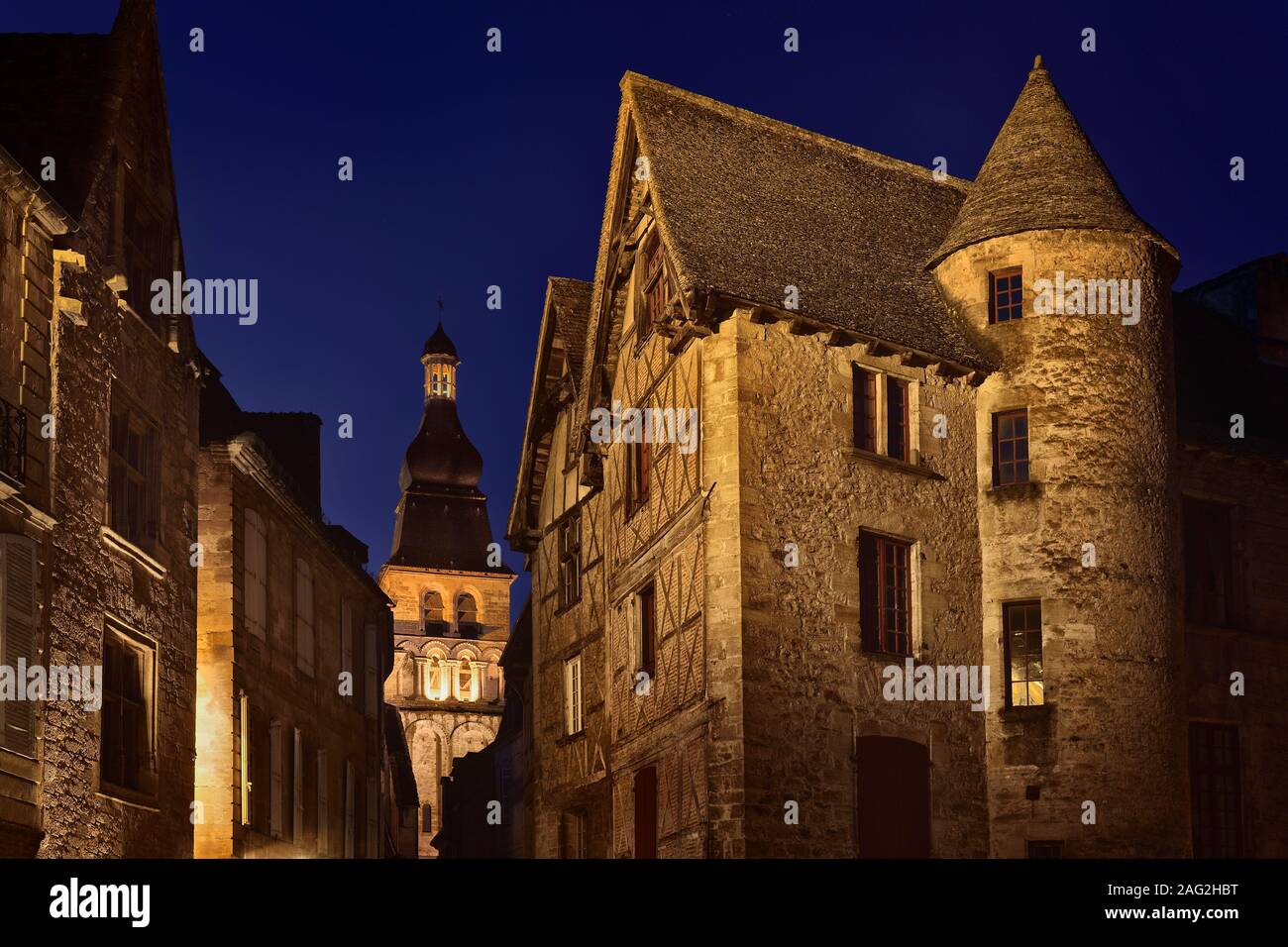 Atardecer paisaje histórico de casas antiguas en las calles de la ciudad medieval de Sarlat, en el sur de Francia. Sarlat La Caneda, Dordogne; Sudoeste de Francia viajes Foto de stock