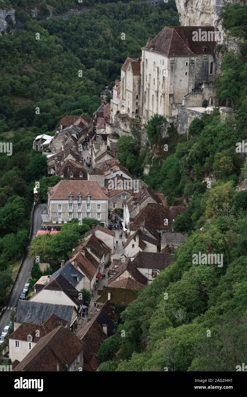 Paisajes aéreos de Rocamadour, el histórico pueblo medieval, con casas construidas en la ladera de un acantilado en el sur de Francia, Rocamador, Lot. Foto de stock