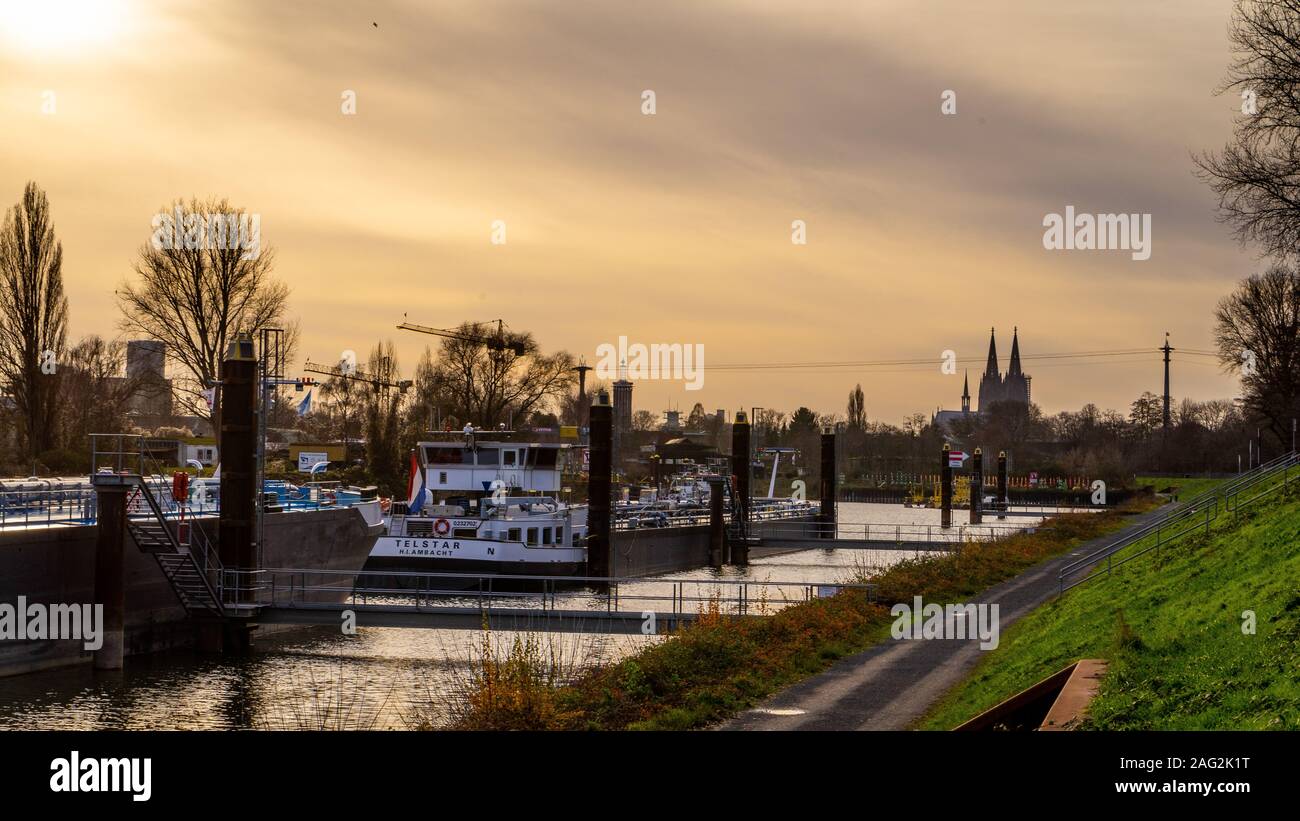 Puerto fluvial en Colonia Mühlheim en el atardecer, NRW, Alemania. Foto de stock