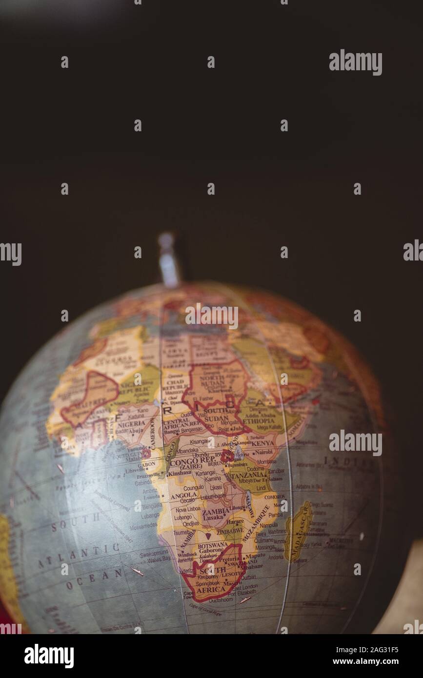 Vertical primer plano de países en el mundo de escritorio con un fondo  borroso Fotografía de stock - Alamy
