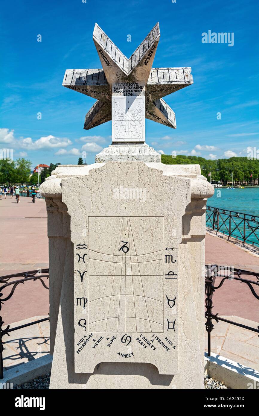 Varios sundial polyorenomae llamado gnomon. Fue desarrollado por el Padre  Arsène, Jean-Marie Dumurgier (1808-1879), un monje capuchino de Annecy en  1874 Fotografía de stock - Alamy