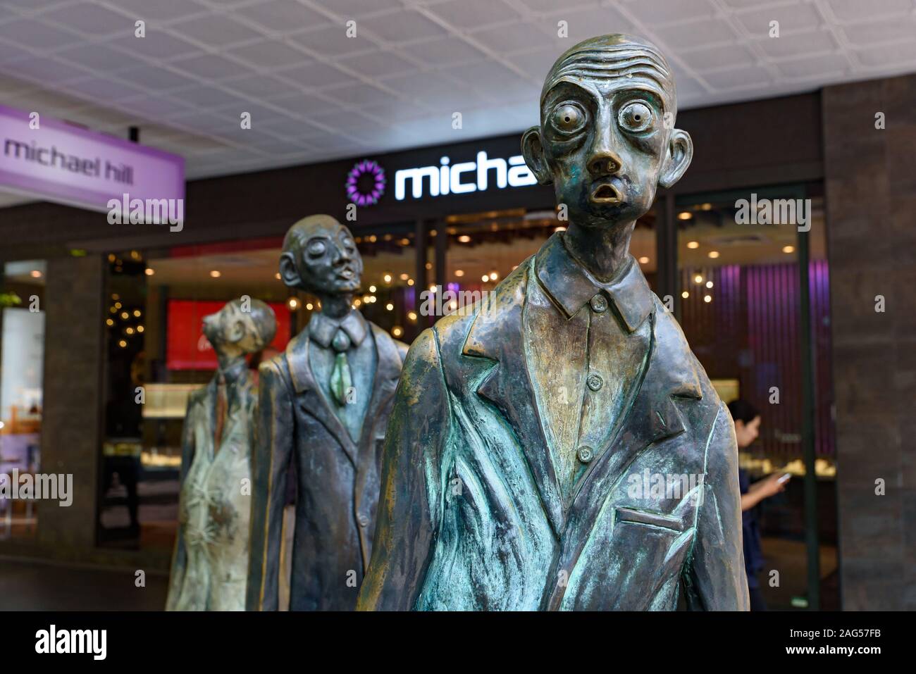 Tres empresarios que trajeron su almuerzo, un famoso public art on Swanston Street, Melbourne, Australia Foto de stock
