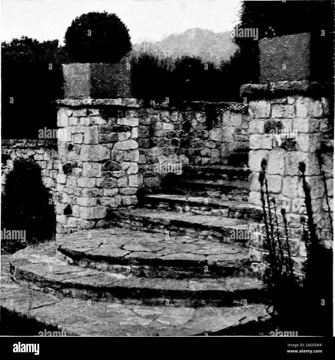 . El pequeño jardín de rocas. Oh Oh oh Co 66 El pequeño jardín de rocas. Fig. 26.-Negrita escalones de piedra desprovisto de vegetación. dwarfest plantas han sido seleccionadas. Aquellos marcados por anasterisk, así (*), tienen una baja, extendiendo alfombras de hojas. ?Acaena microphylla?Antetmaria tomentosa*Arenaria balearica (besidestfeps)Aubrjp.tia tauricolaCampanula muralis ,f pusilla y alba " pulla Dianthus squarrosusDraba aizoidesErinus, en la variedad (en pasos)*Helxine solieroliHutchinsia alpina *Leptinella scariosa Linaria pilosa (pasos)*Mentlia Requieni (una joya) Myosotis rupicola Oxalis acetosella Saxifraga aizoon, vars, muscoides." Foto de stock