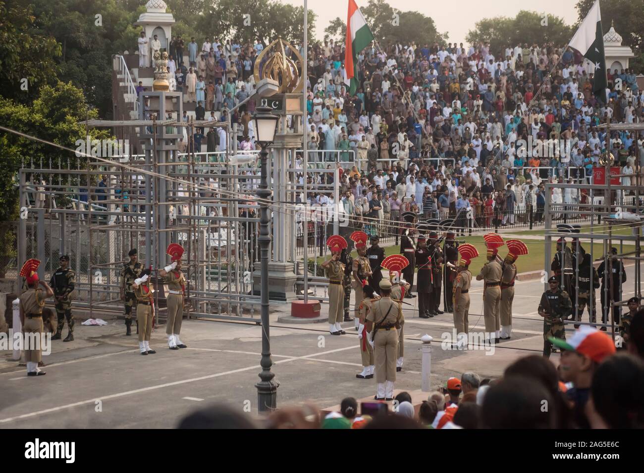 Bajada de Bandera ceremonia, Wagah frontera entre India y Pakistán Foto de stock