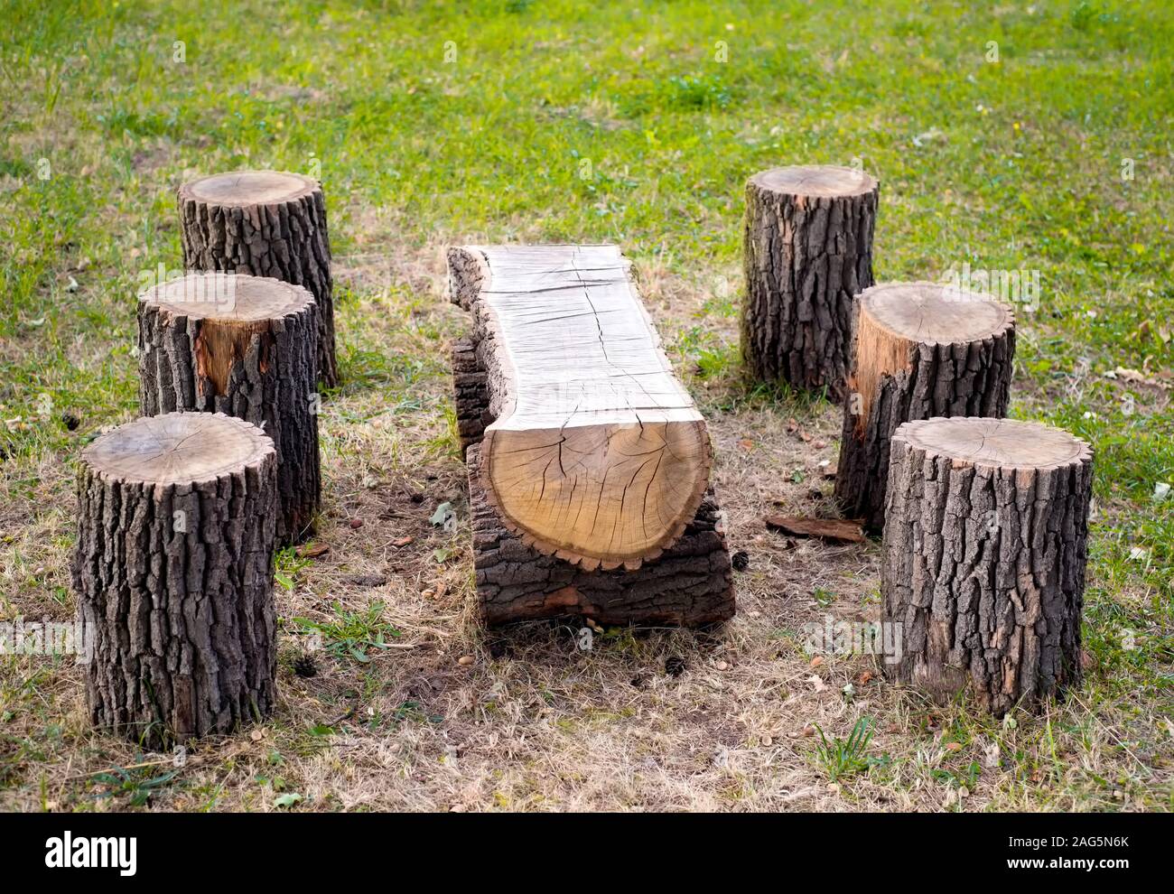 Mesa de madera y asientos hechos de troncos de árboles al aire libre Fotografía de stock Alamy Mesa de madera y asientos hechos de troncos de árboles al aire libre Fotografía de stock Alamy