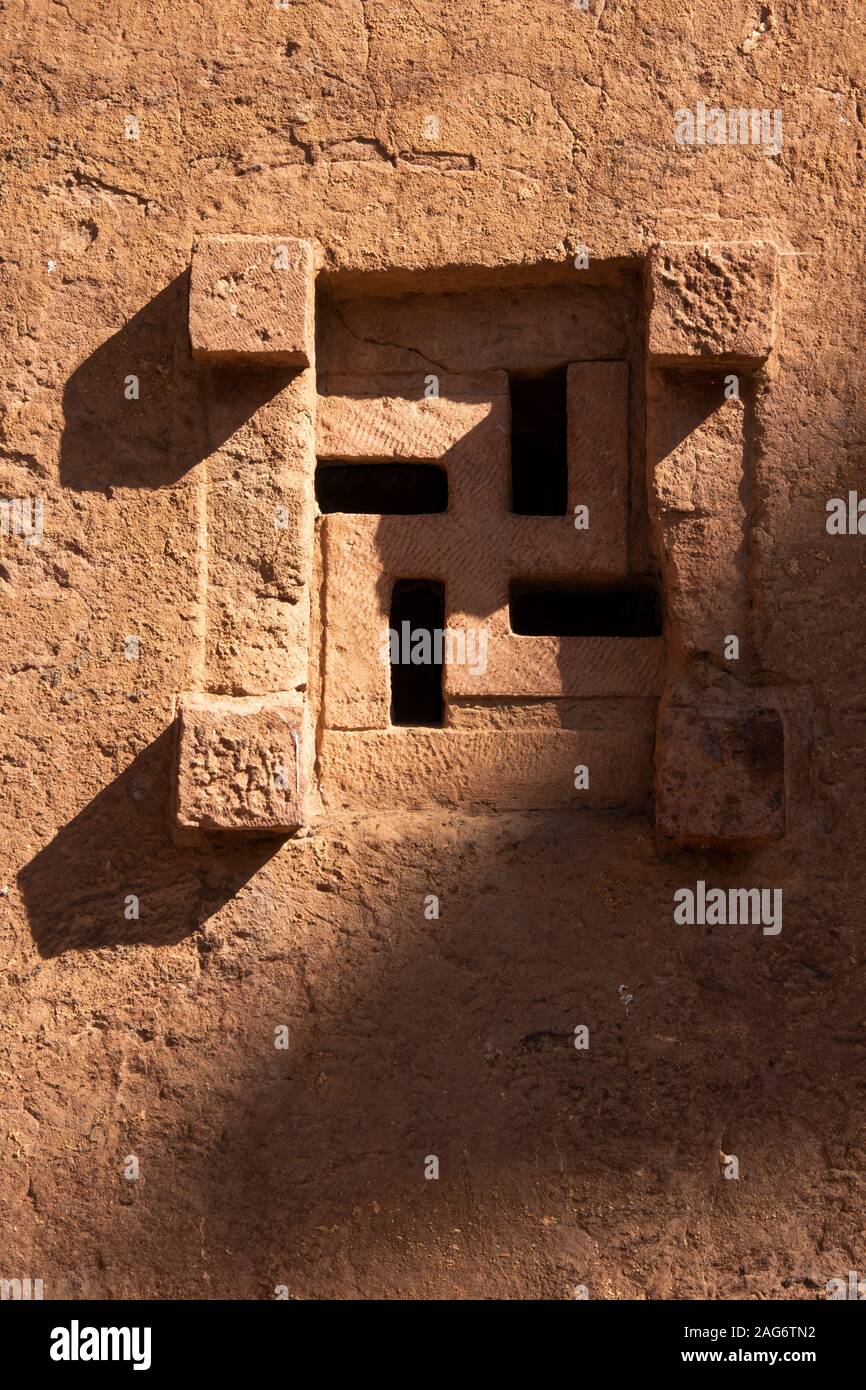 Etiopía, la región de Amhara, Lalibela, Bet Maryam iglesia, ventana de piedra tallada en forma de Esvástica Foto de stock