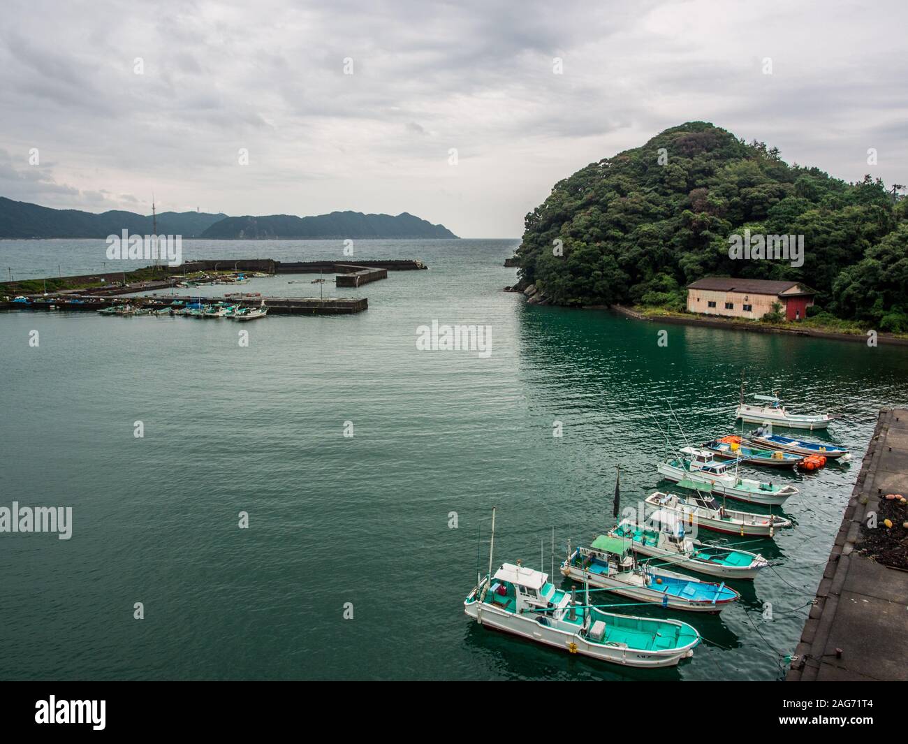 Barcos pesqueros amarrados a rompeolas, Kaiyo, Kochi, Shikoku, Japón Foto de stock