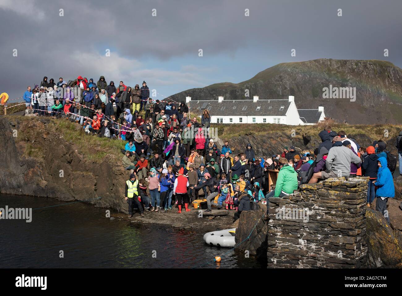 Easdale Escocia estaba habitada permanentemente más pequeña del inner Hebridean Island con una población permanente de alrededor de 60 personas en 2019. La isla fue alquiler gratuito y accesible desde la vecina isla de Seil por un ferry de pasajeros. Fue la ubicación del Campeonato Mundial anual rozando la piedra que se celebra cada mes de septiembre en una de las antiguas canteras inundadas en la isla. Foto de stock