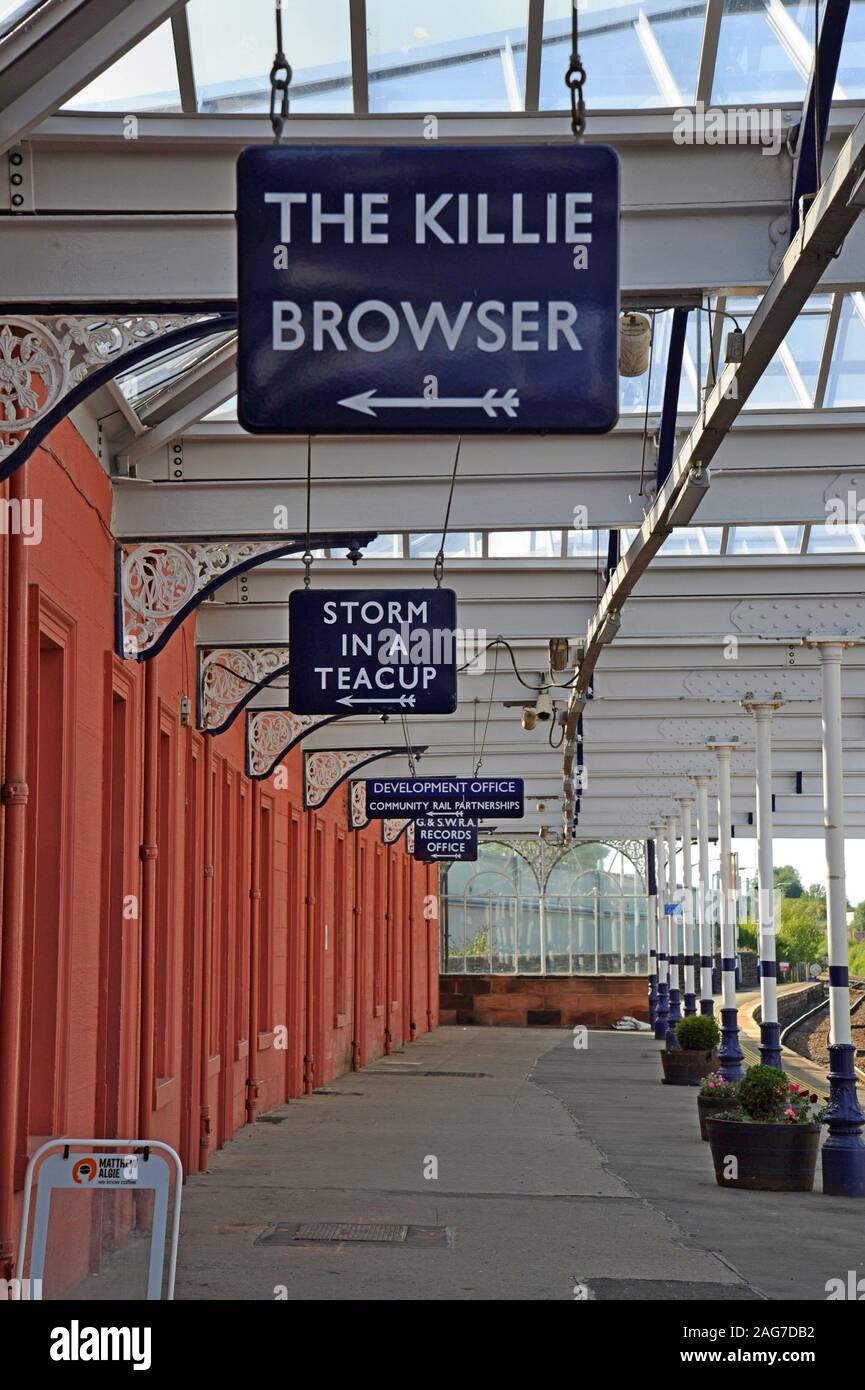 Una vista a lo largo de la plataforma de la histórica estación de trenes en Kilmarnock, en Ayrshire, Escocia Foto de stock