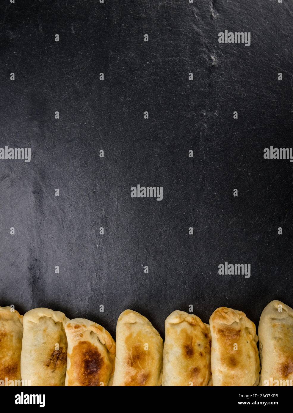 Empanadas saludables en una losa de pizarra vintage (primerísimos