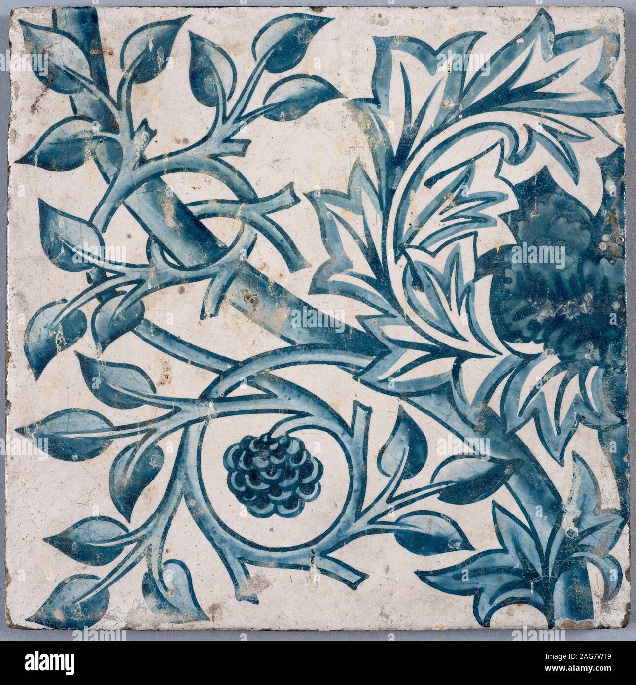 Motivo floral azul. Mosaico, 1870S-1880s. Encontrado en la colección de la sociedad de William Morris. Foto de stock
