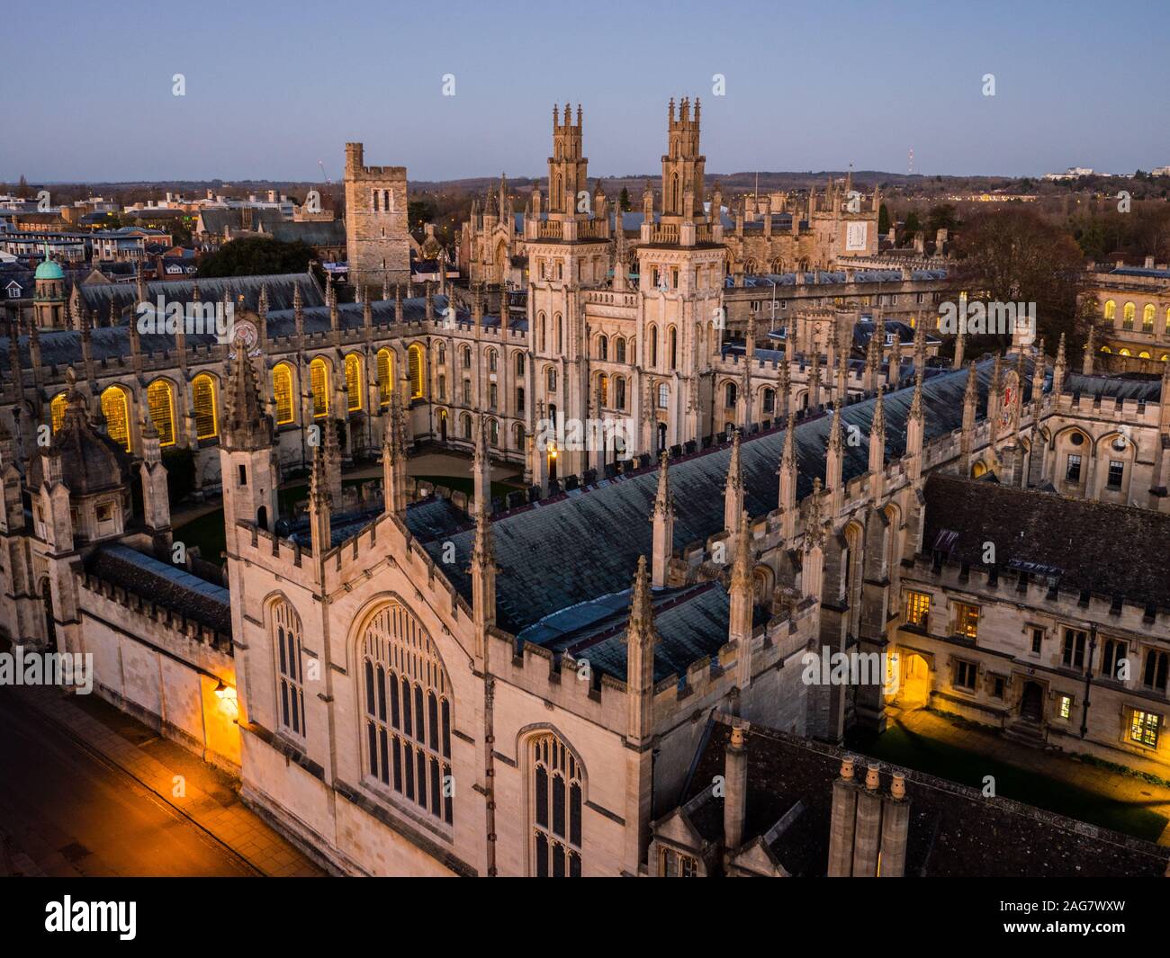All Souls College, en horario nocturno, de la Universidad de Oxford, Oxford, Inglaterra, Reino Unido, GB. Foto de stock