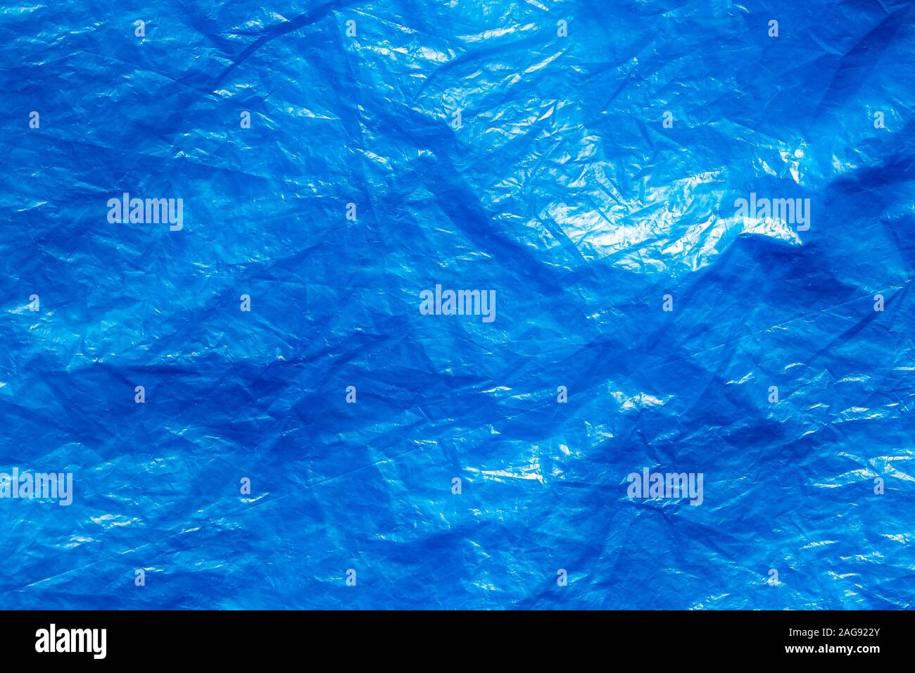 La textura de la bolsa de basura de plástico azul arrugado. Resumen antecedentes para el diseño con espacio de copia. Foto de stock