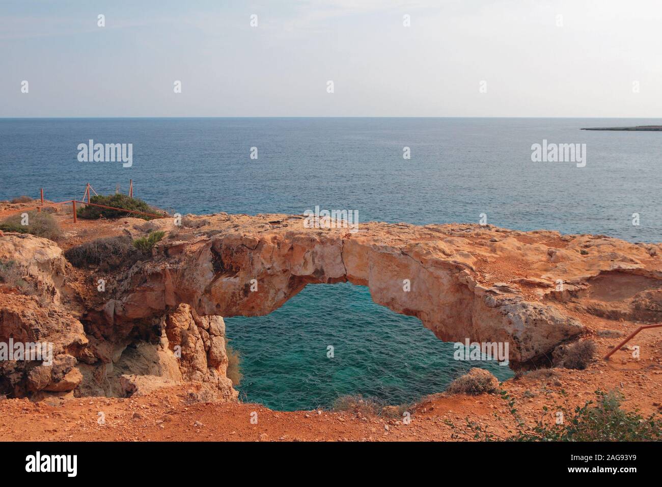 Arco de piedra y mar. Cape Greko, Agia Napa, Chipre Foto de stock