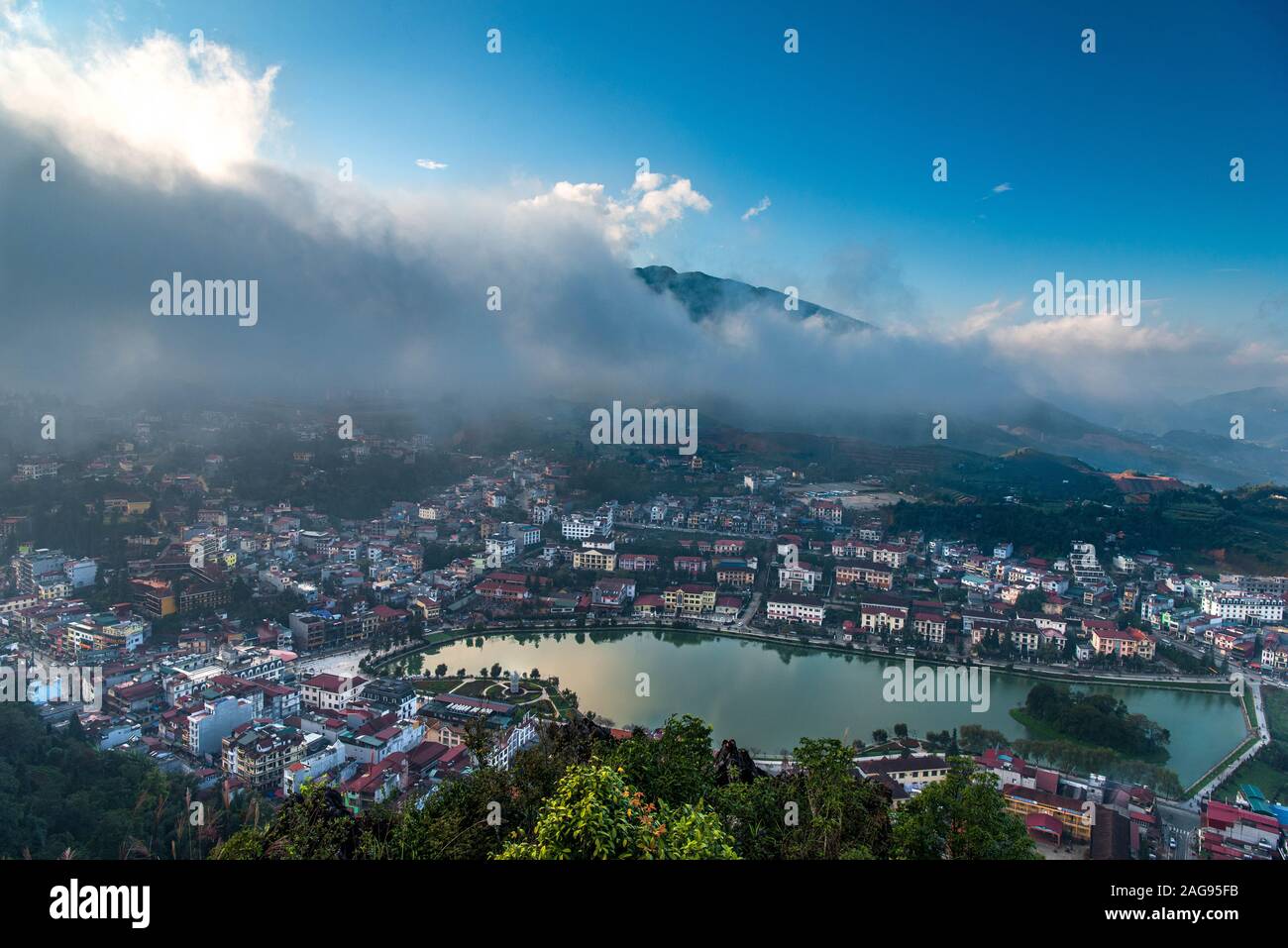 Una vista de Sapa desde la cumbre de la montaña Ham Rong, Lao Cai, Tailandia Foto de stock