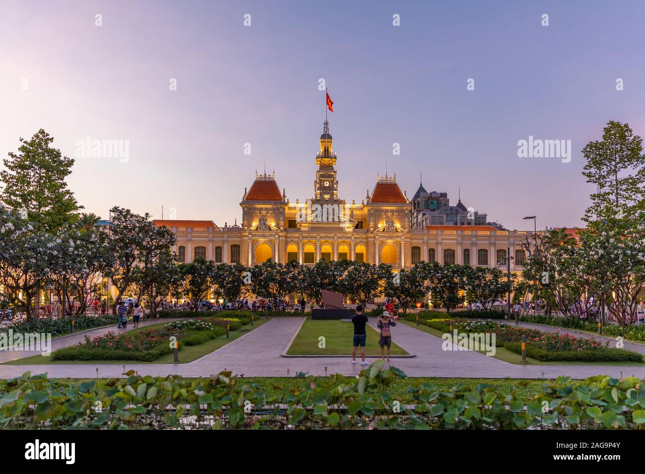 Ciudad Ho Chi Minh / Vietnam - Marzo 03 2019: Ayuntamiento de Ho Chi Minh al atardecer. Se conoce como Oficina Central del Comité Popular de la Ciudad Ho Chi Minh. Foto de stock