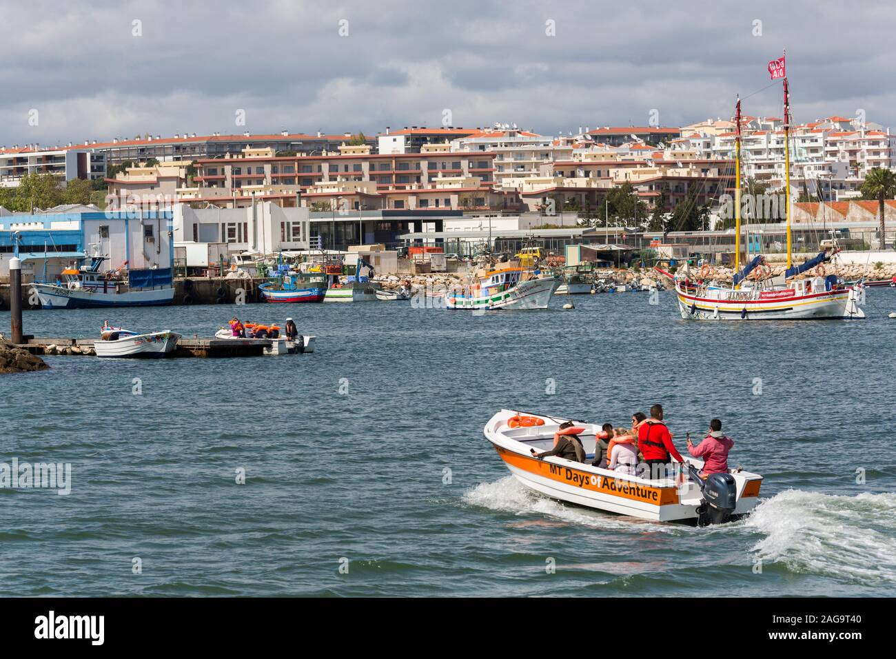 Aventura Turística en barco en el puerto, Lagos, Algarve, Portugal Foto de stock