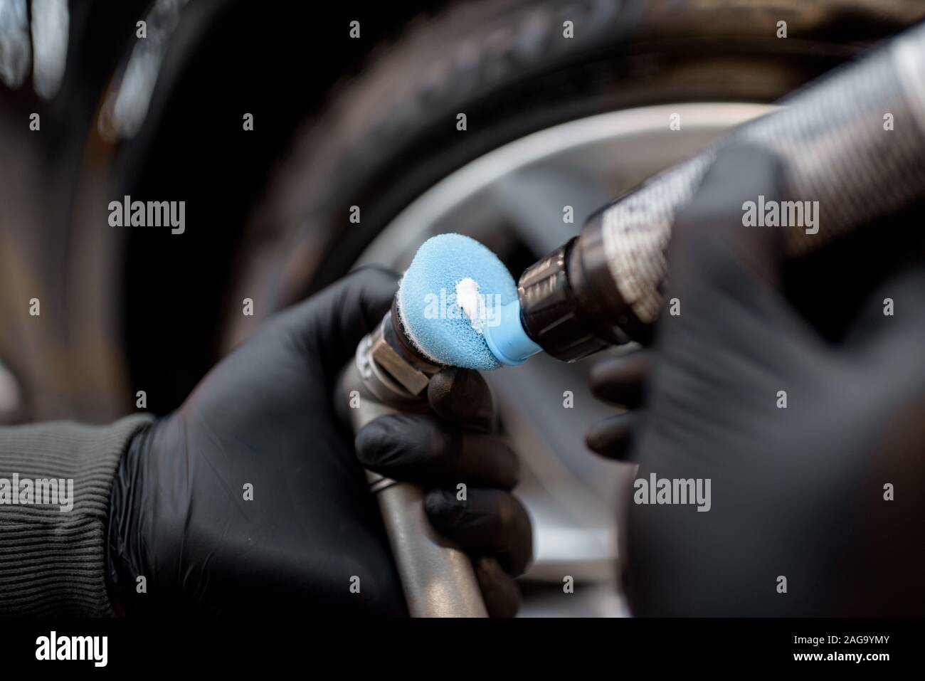Guantes de protección del trabajador en el pulido del con disco profesional y cera de Fotografía de stock - Alamy