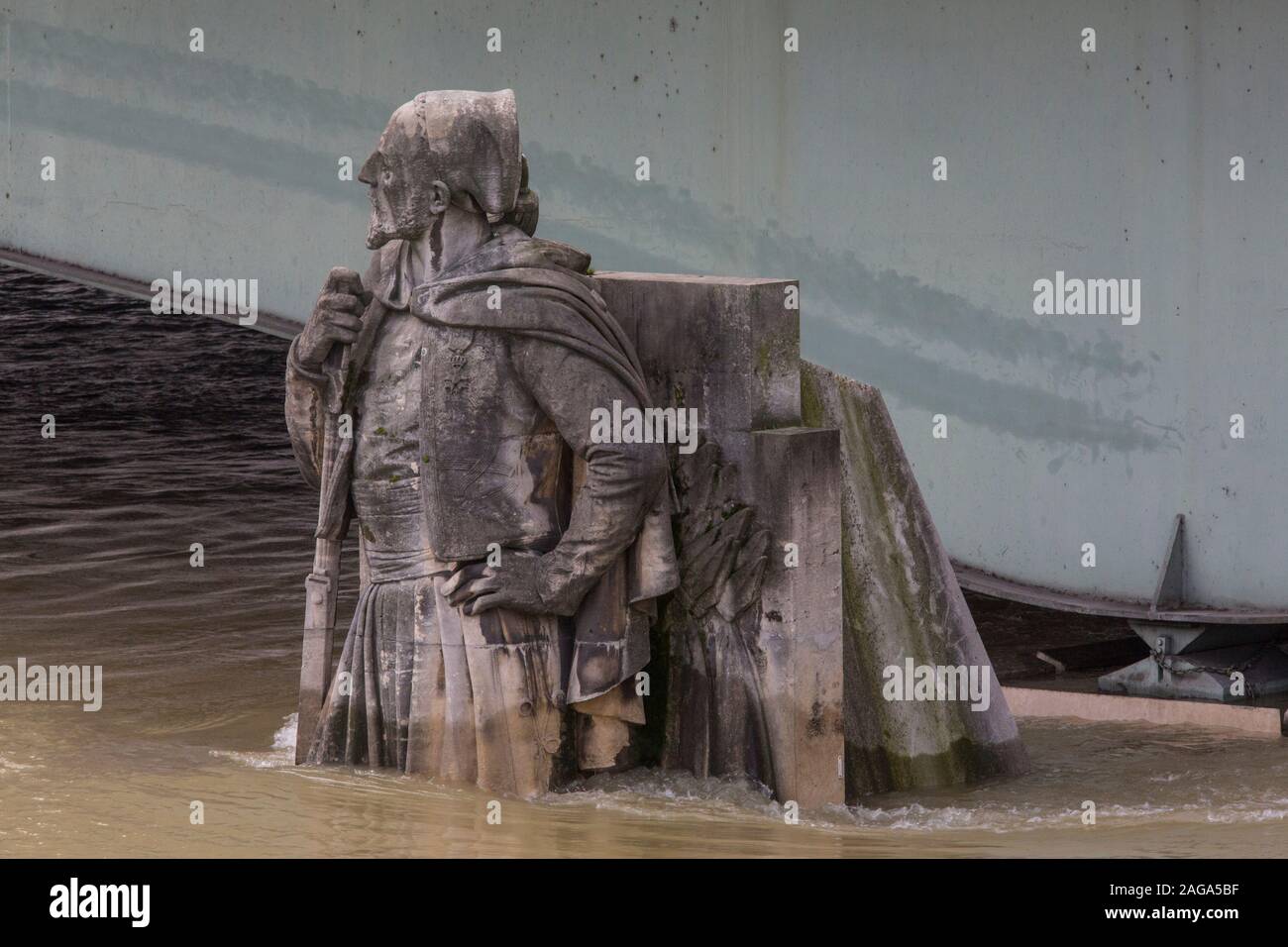 La ZOUAVE estatua semi-sumergida por las inundaciones Foto de stock