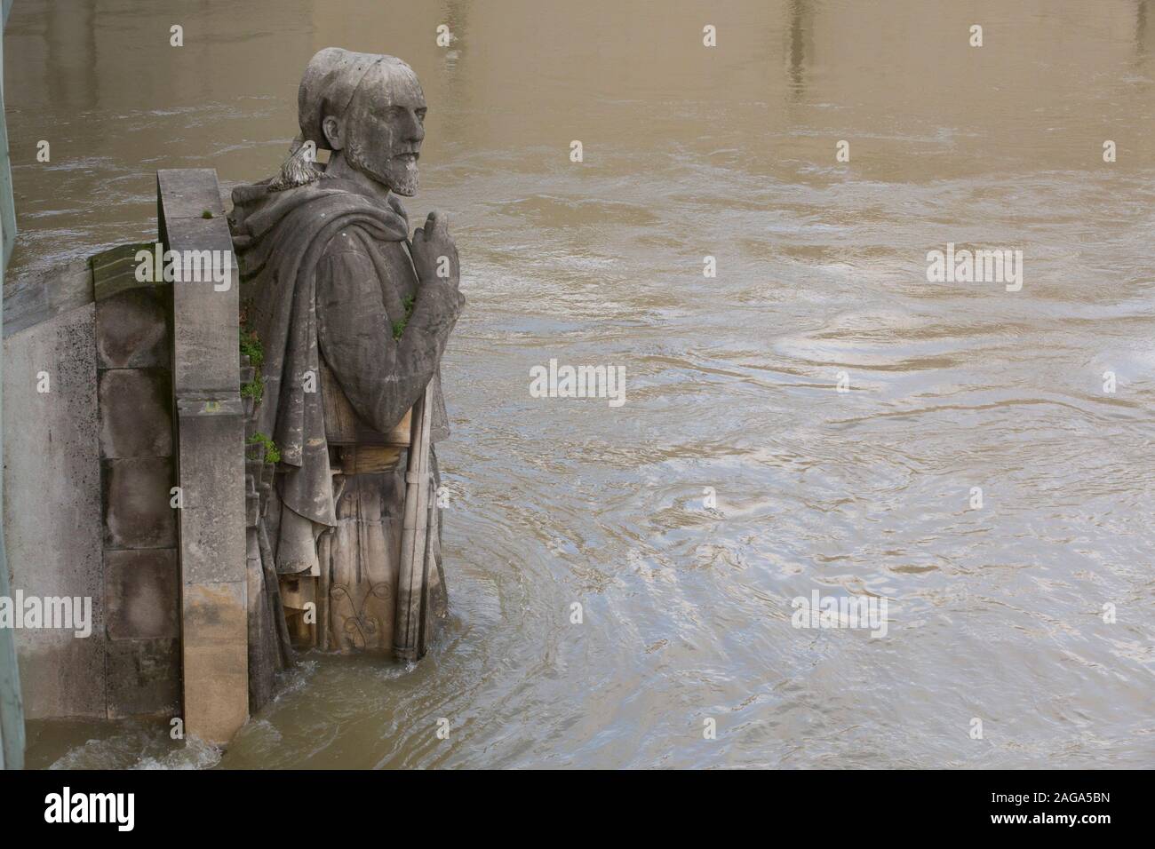 La ZOUAVE estatua semi-sumergida por las inundaciones Foto de stock