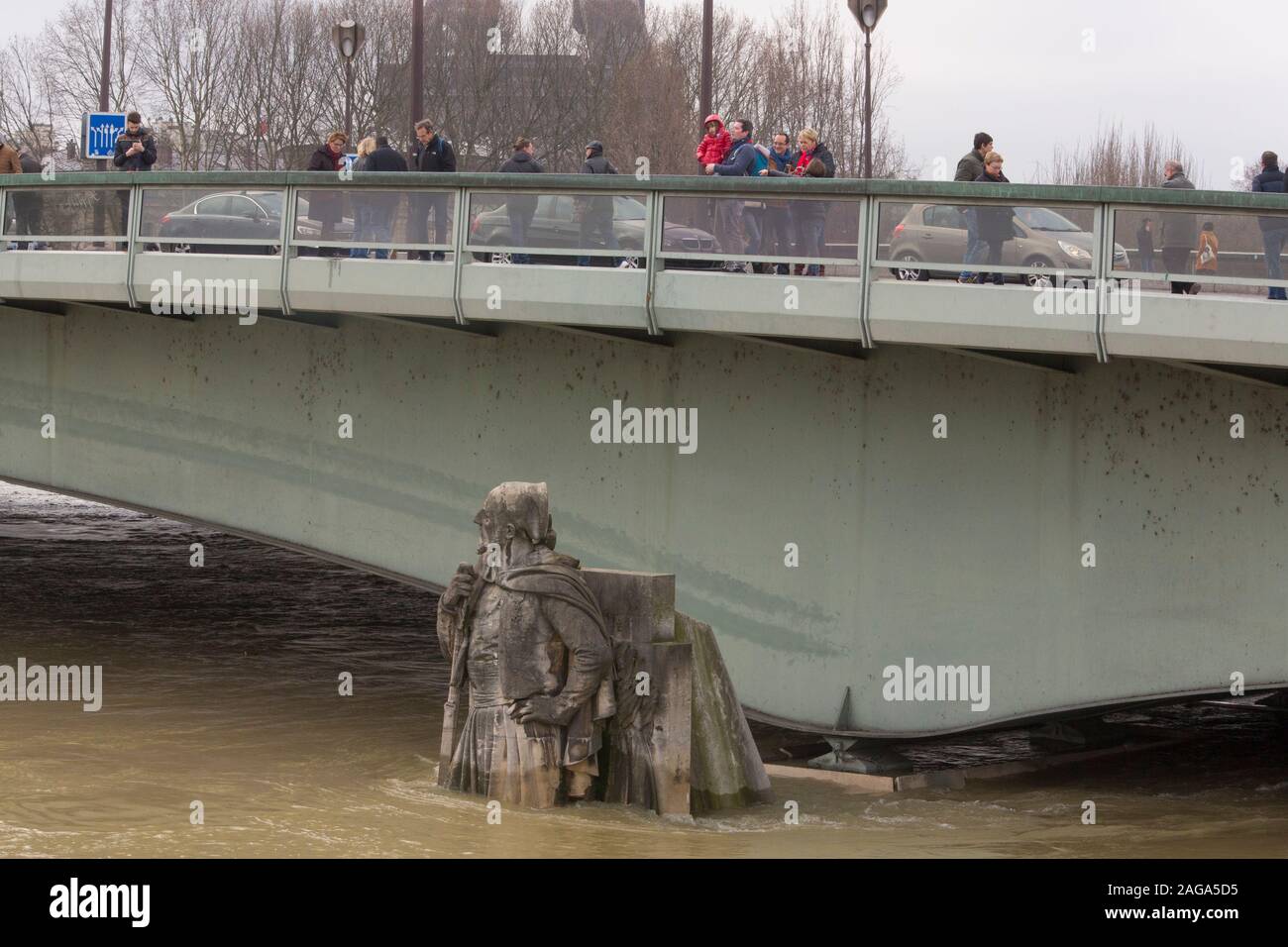 La ZOUAVE estatua semi-sumergida por las inundaciones Foto de stock