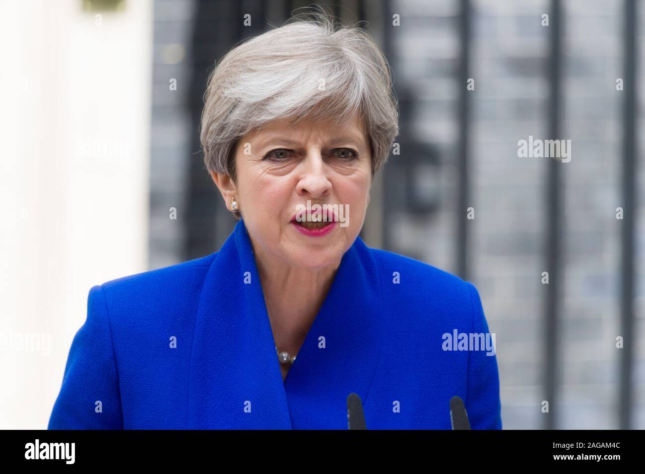 Elecciones Generales 2017 - El Primer Ministro británico, Theresa Mayo y su marido Felipe Mayo, fuera el número 10 de Downing Street, la residencia oficial y las juntas Foto de stock