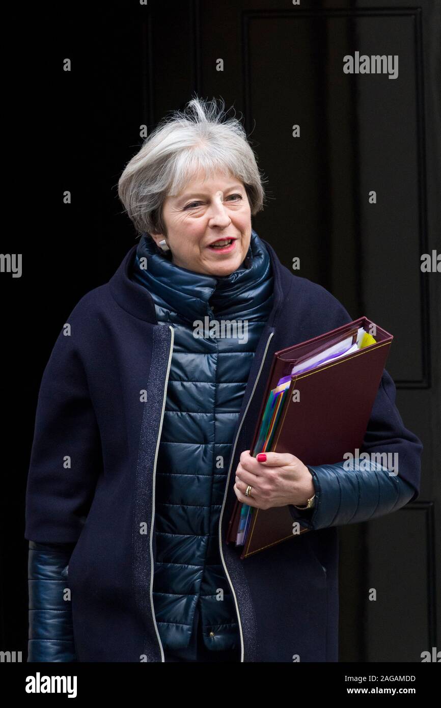 Teresa de mayo, el Primer Ministro británico, dejando el número 10 de Downing Street, la residencia oficial y la oficina del Primer Ministro británico, para ir al primer Foto de stock