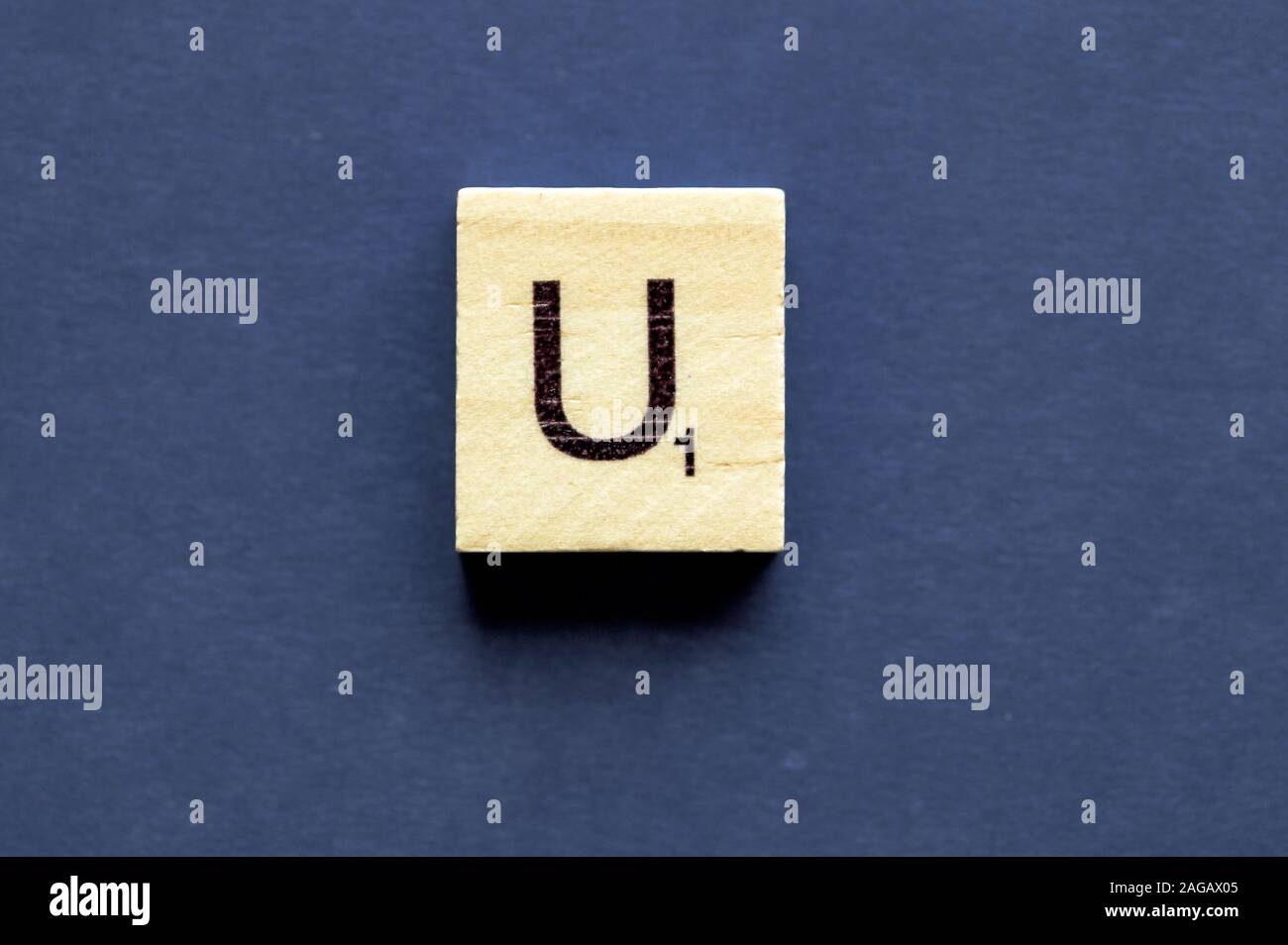 Letra U En Un Cubo De Madera De Un Tablero De Juego De Palabras Juego Fotografia De Stock Alamy