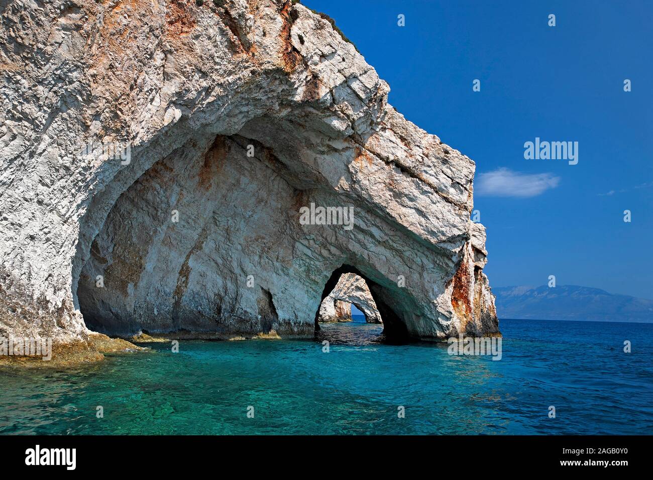 Costa rocosa de Kap Skinari, ubicación de las cuevas, azul, la isla de Zakynthos, Grecia Foto de stock