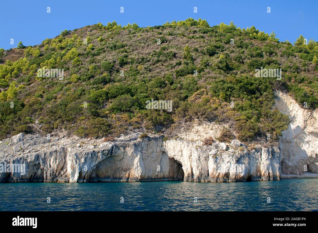 Costa rocosa en Limni Keriou, isla de Zakynthos, Grecia Foto de stock