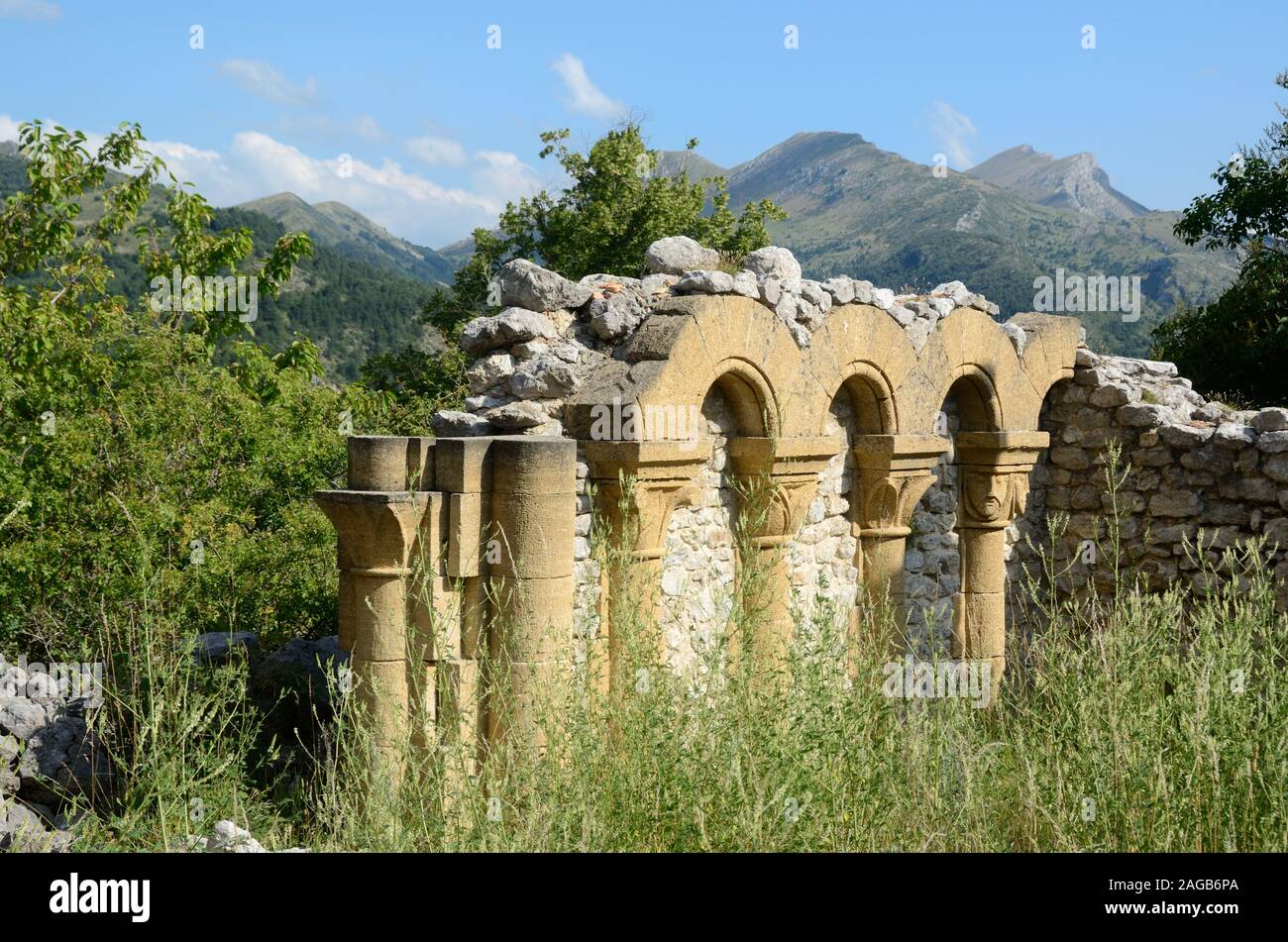 La Iglesia en ruinas en la abandonada Villge de Le Poil Alpes-de-Haute-Provence Provence Francia Foto de stock