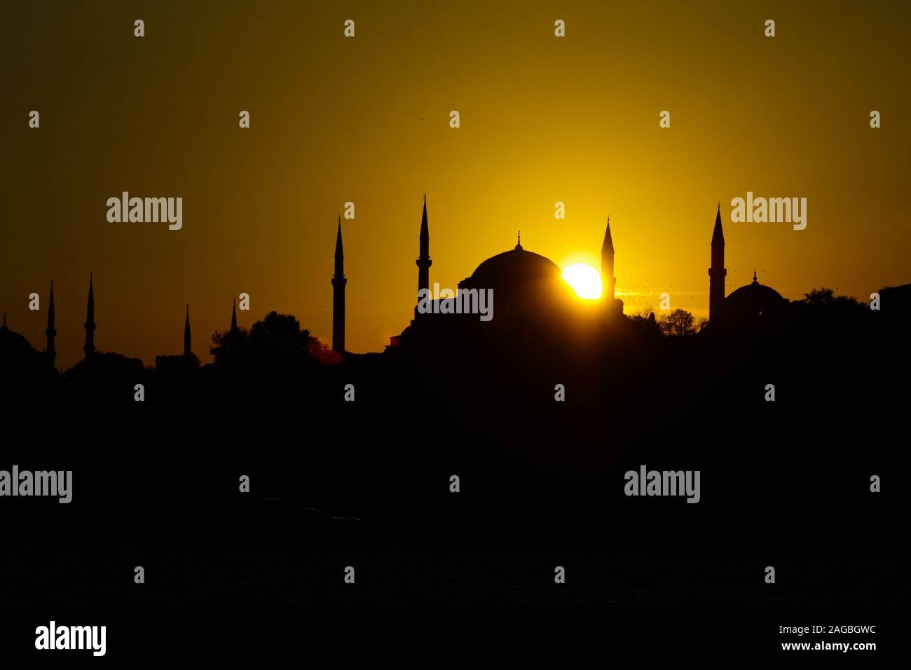 Estambul Sonnenuntergang hinter Moschee Foto de stock