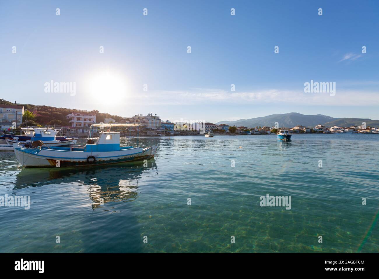 Hermosa foto del sol que se levanta sobre la playa Un día de otoño en Samos Foto de stock