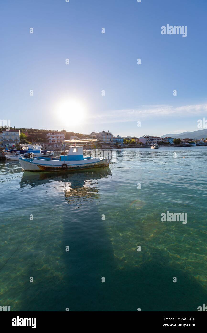 Hermoso tiro vertical del sol que se levanta sobre la playa En un día de otoño en Samos Foto de stock