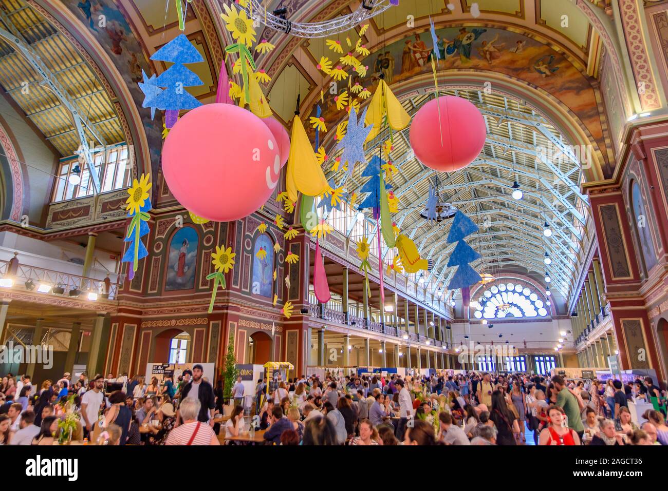 Gran Mercado de diseño para las compras de Navidad en el Palacio Real de Exposiciones en Melbourne, Australia Foto de stock