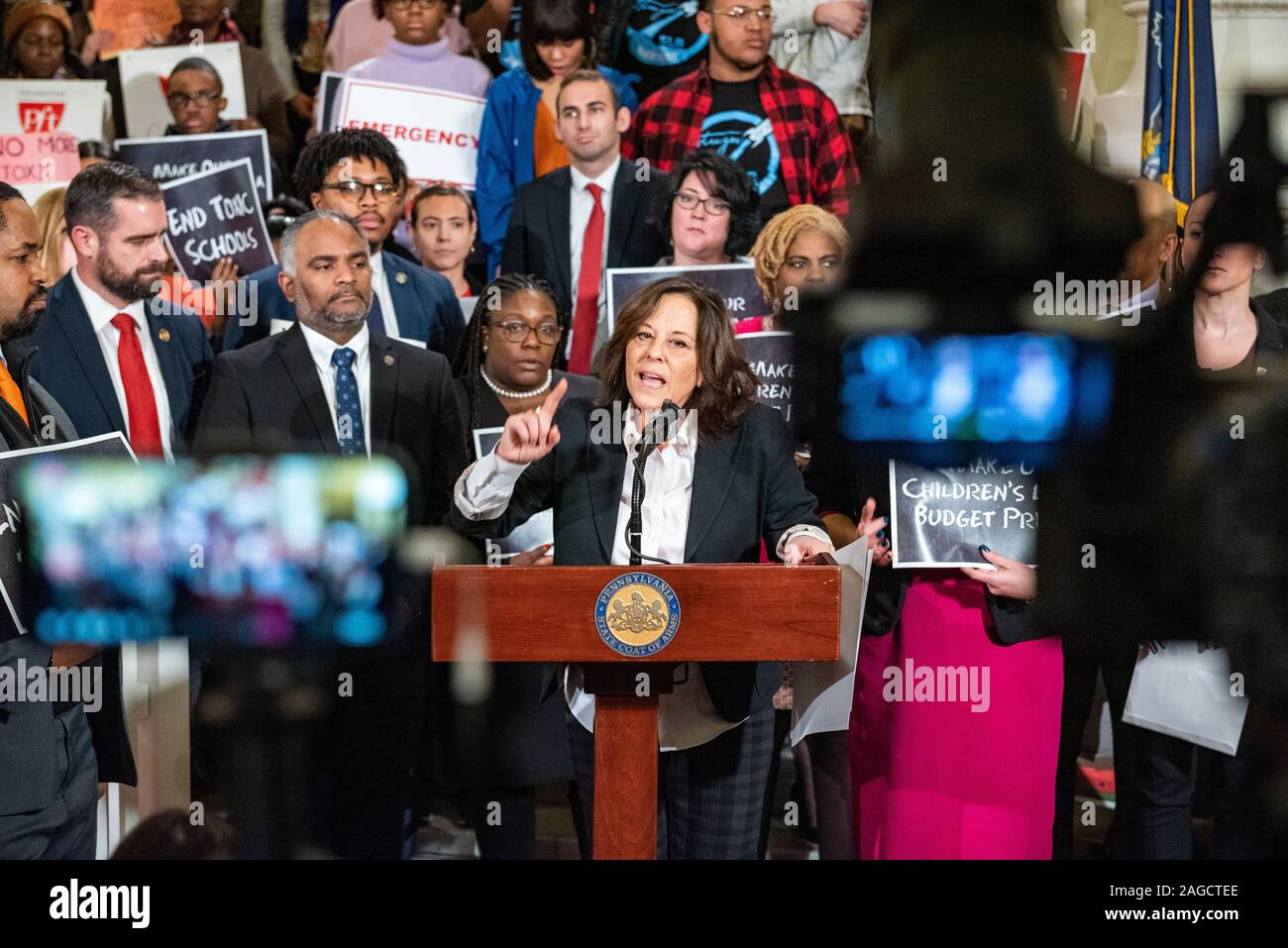 Harrisburg, Pennsylvania, Estados Unidos. El 18 de diciembre de 2019. Tras una serie de cierres escolares sobre el amianto se refiere a estudiantes, profesores, líderes religiosos, legisladores y representantes sindicales se unieron en la Casa de estado llamando al gobierno del estado para acceder a los fondos disponibles para invertir en necesidades críticas de infraestructura. El 18 de diciembre de 2019. Crédito: Chris Baker Evens / Alamy Live News Foto de stock