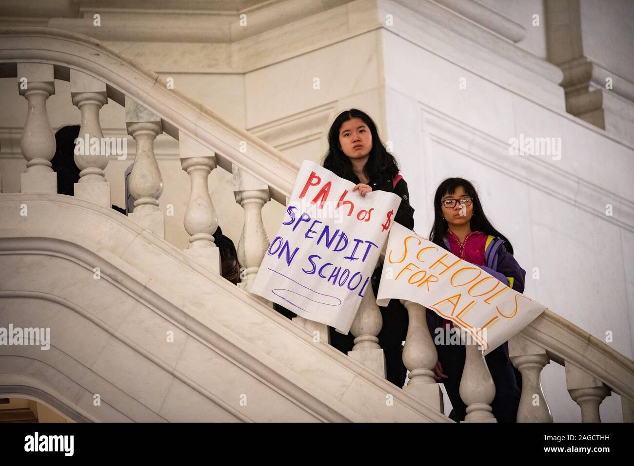 Harrisburg, Pennsylvania, Estados Unidos. El 18 de diciembre de 2019. Tras una serie de cierres escolares sobre el amianto se refiere a estudiantes, profesores, líderes religiosos, legisladores y representantes sindicales se unieron en la Casa de estado llamando al gobierno del estado para acceder a los fondos disponibles para invertir en necesidades críticas de infraestructura. El 18 de diciembre de 2019. Crédito: Chris Baker Evens / Alamy Live News Foto de stock