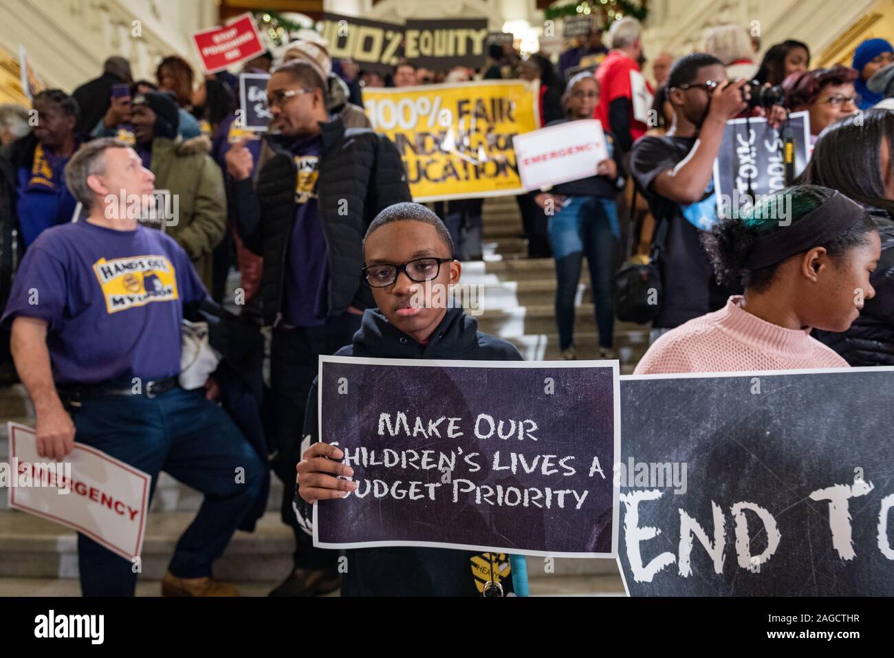 Harrisburg, Pennsylvania, Estados Unidos. El 18 de diciembre de 2019. Tras una serie de cierres escolares sobre el amianto se refiere a estudiantes, profesores, líderes religiosos, legisladores y representantes sindicales se unieron en la Casa de estado llamando al gobierno del estado para acceder a los fondos disponibles para invertir en necesidades críticas de infraestructura. El 18 de diciembre de 2019. Crédito: Chris Baker Evens / Alamy Live News Foto de stock