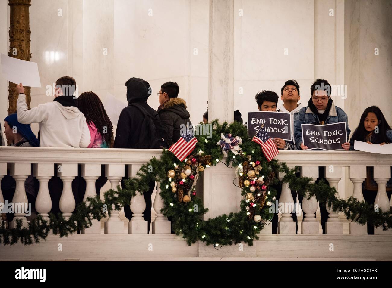 Harrisburg, Pennsylvania, Estados Unidos. El 18 de diciembre de 2019. Tras una serie de cierres escolares sobre el amianto se refiere a estudiantes, profesores, líderes religiosos, legisladores y representantes sindicales se unieron en la Casa de estado llamando al gobierno del estado para acceder a los fondos disponibles para invertir en necesidades críticas de infraestructura. El 18 de diciembre de 2019. Crédito: Chris Baker Evens / Alamy Live News Foto de stock