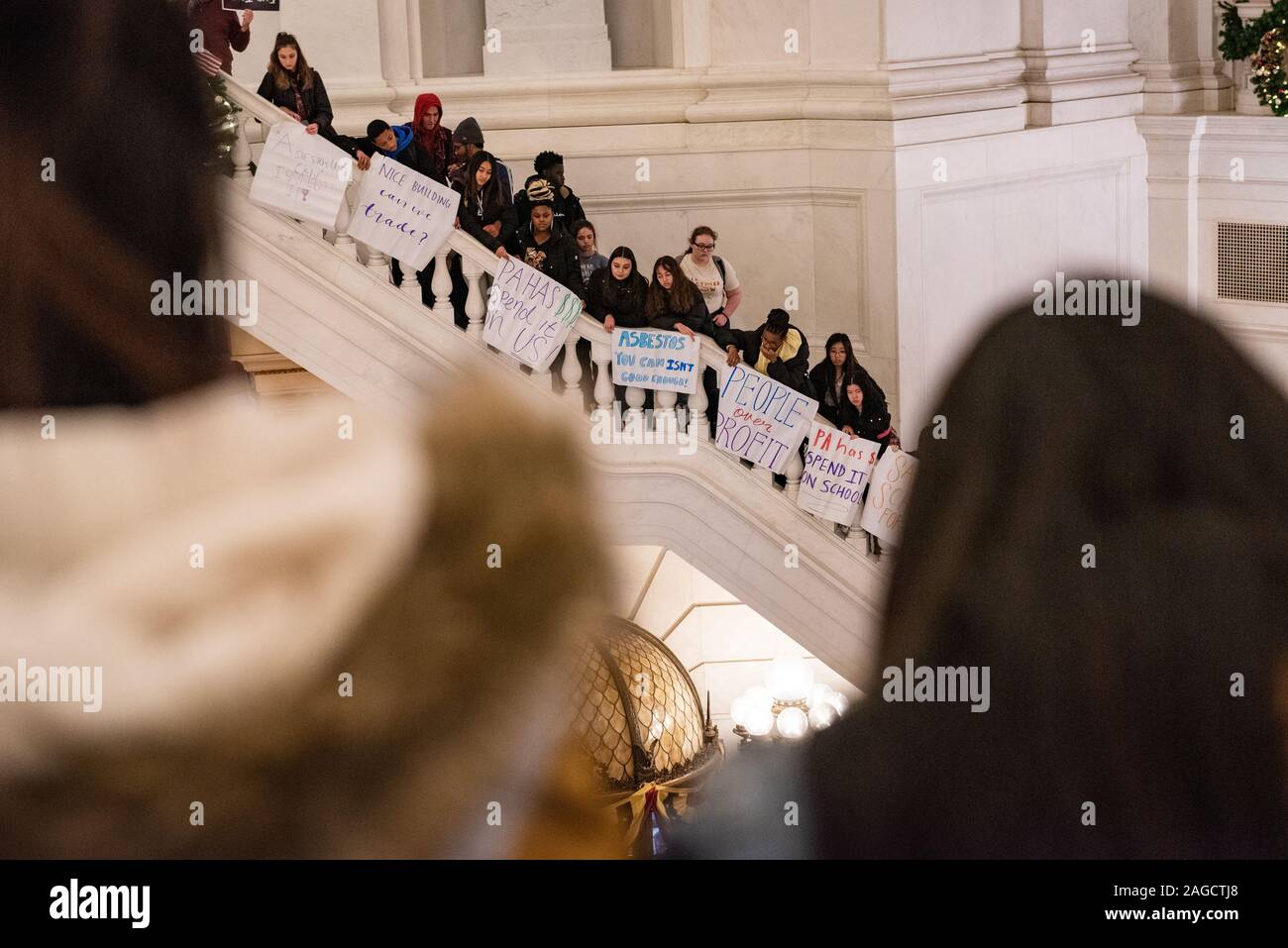 Harrisburg, Pennsylvania, Estados Unidos. El 18 de diciembre de 2019. Tras una serie de cierres escolares sobre el amianto se refiere a estudiantes, profesores, líderes religiosos, legisladores y representantes sindicales se unieron en la Casa de estado llamando al gobierno del estado para acceder a los fondos disponibles para invertir en necesidades críticas de infraestructura. El 18 de diciembre de 2019. Crédito: Chris Baker Evens / Alamy Live News Foto de stock