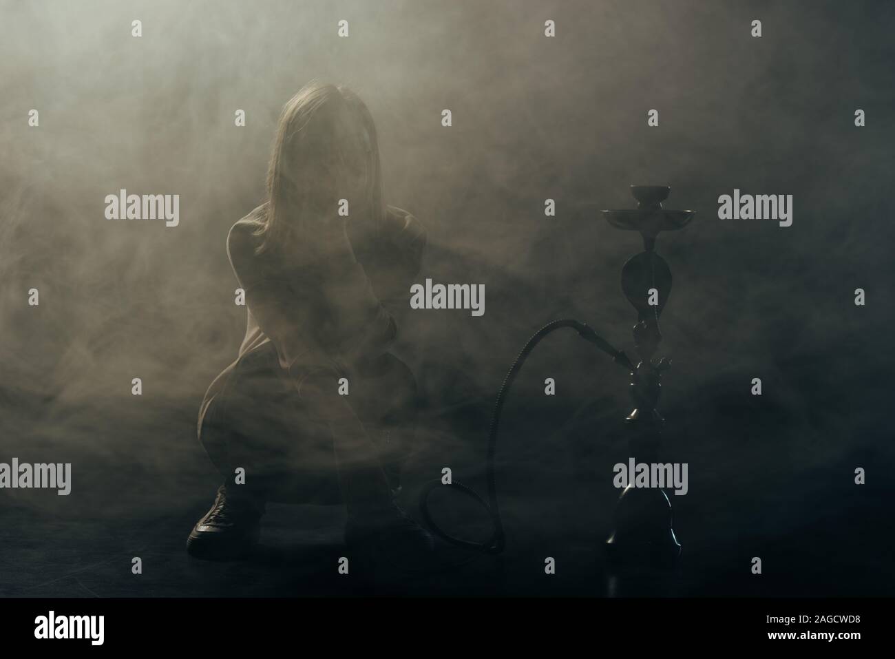 Silueta de mujer joven fumar narguile en humo Fotografía de stock Alamy