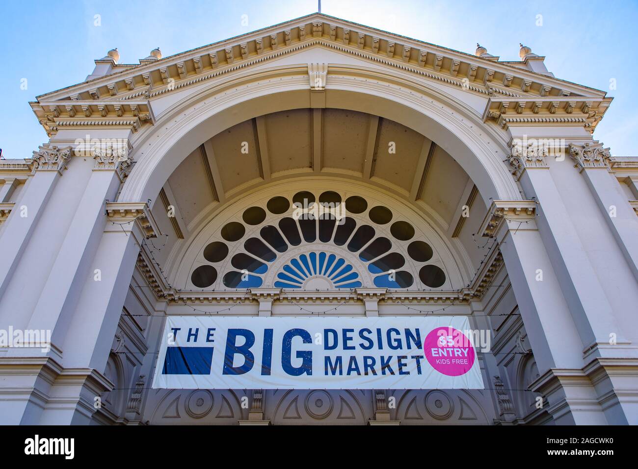 Gran Mercado de diseño para las compras de Navidad en el Palacio Real de Exposiciones en Melbourne, Australia Foto de stock