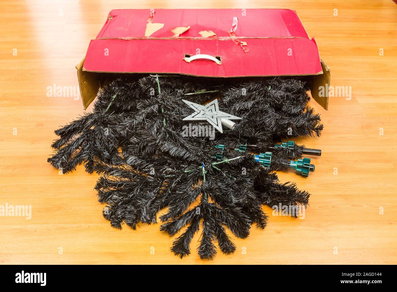 Artificial, imitación, reutilizable, falso, árbol de Navidad y su caja. Foto de stock