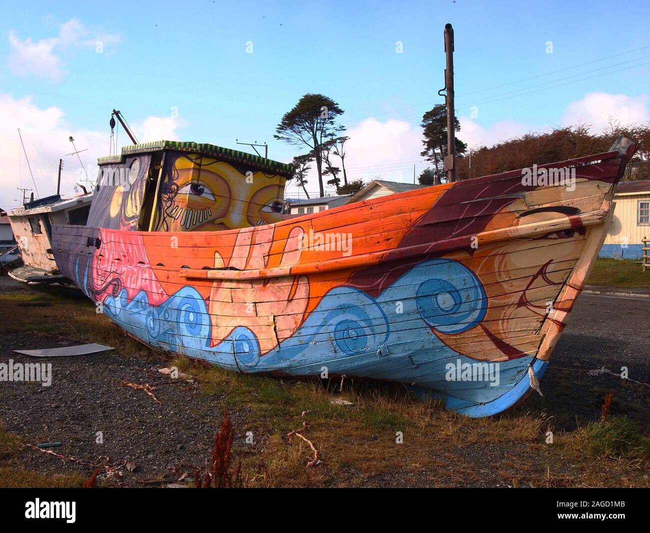 Desechado antiguos barcos de pesca artesanal en un buque cementerio cerca de Puerto Williams (Chile), el pueblo más austral del mundo" Foto de stock