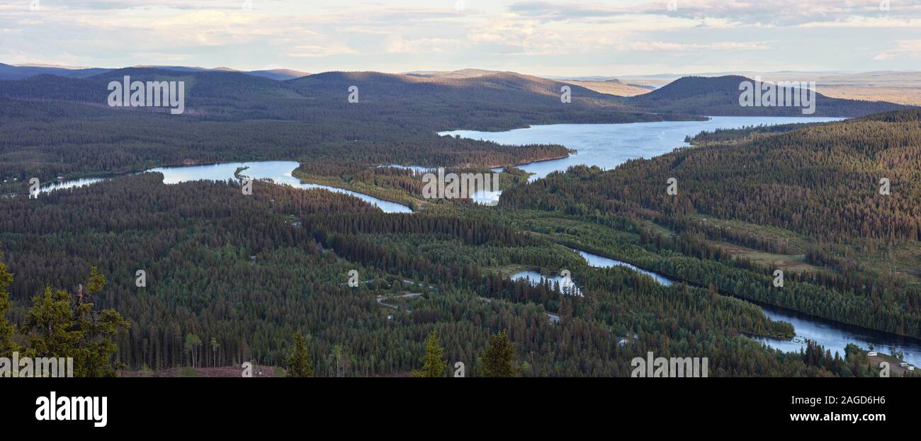 Vista desde Stalonberget cerca de la carretera sueca Wilderness Road en Southern Lappand, Suecia Foto de stock