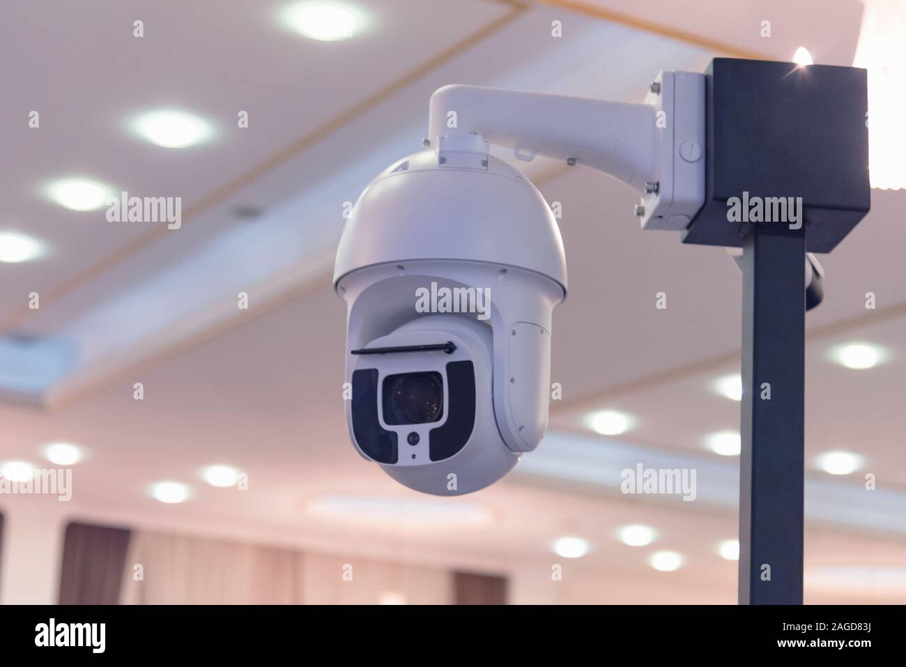 Estallar poco claro Bienvenido Cámara CCTV de seguridad o sistema de vigilancia en el edificio de  oficinas, cámaras inteligentes puede grabar vídeo durante todo el día y  toda la noche para mantenerle a salvo de los