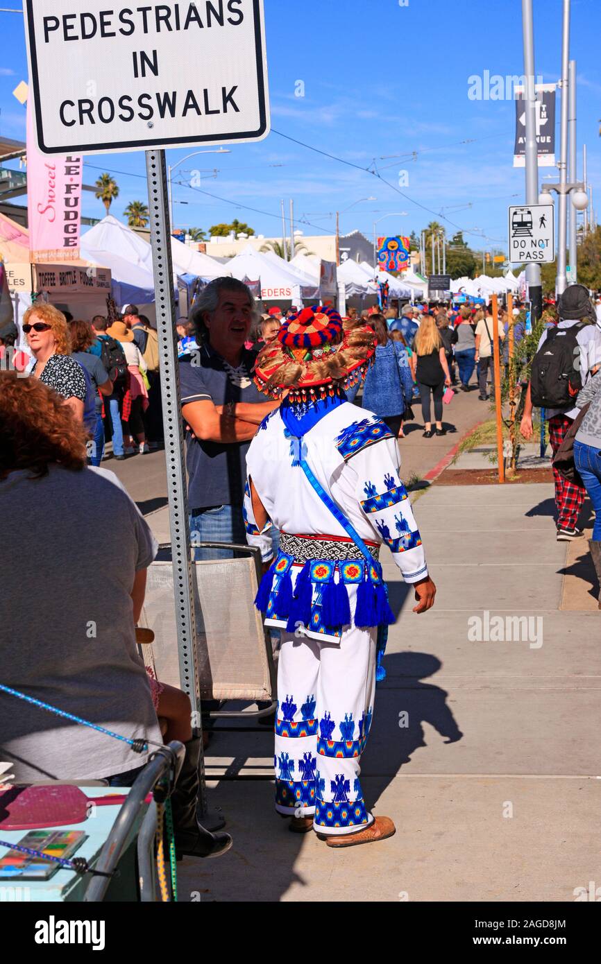 Mexican man outfit fotografías e imágenes de alta resolución - Alamy