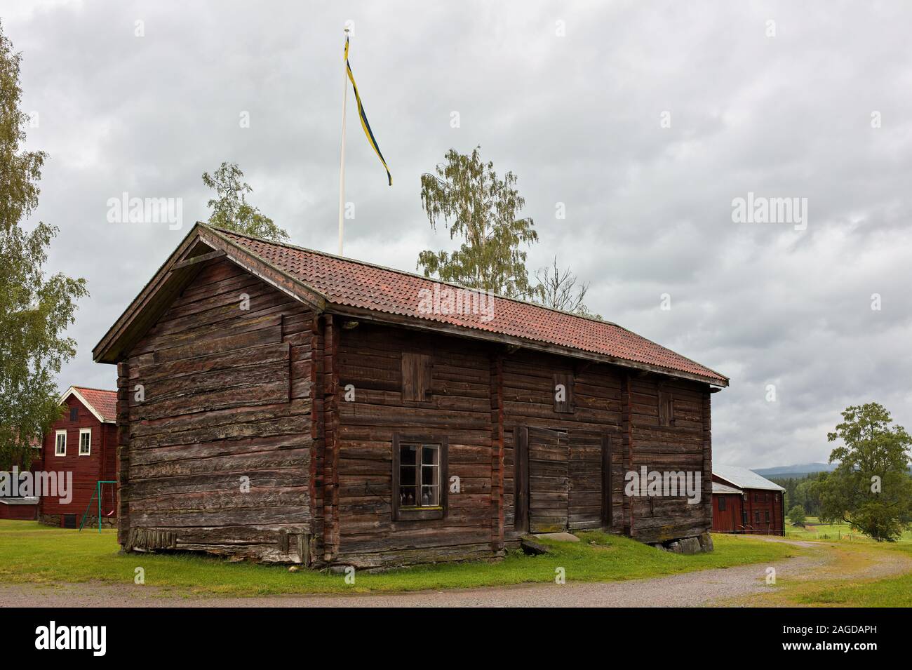 Antigua casa de madera cerca de Delsbo, Hälsingland, Suecia Foto de stock