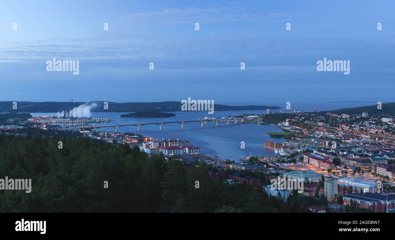 Panorama sobre Sundsvall, Suecia, tomado de Norra Berget Foto de stock
